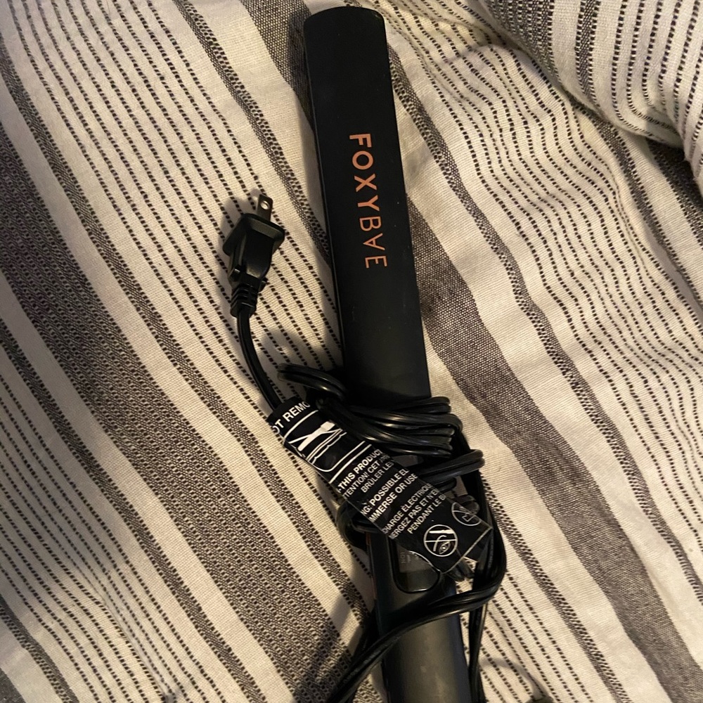Foxybae titanium flat iron